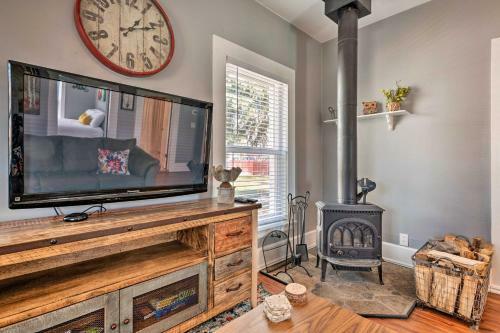Pet-friendly Chic Home With Spacious Back Yard!