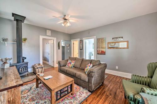 Pet-friendly Chic Home With Spacious Back Yard!