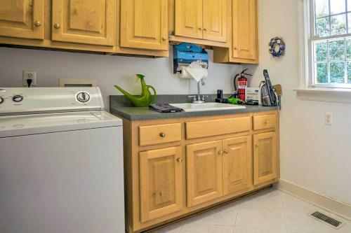 Spacious Chester Home With Yard On James River!