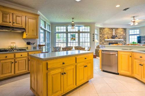 Spacious Chester Home With Yard On James River!