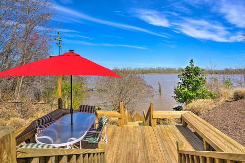 Spacious Chester Home With Yard On James River!