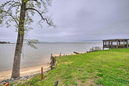 Waterfront Cottage With Private Beach And Deck!
