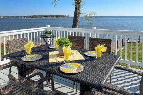 Waterfront Cottage With Private Beach And Deck!