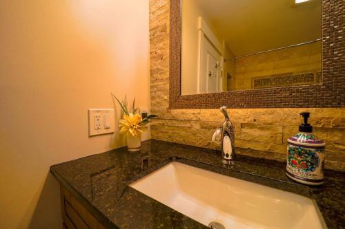 Modern Lake Hills Villa, Ideal Long Or Shared Stay