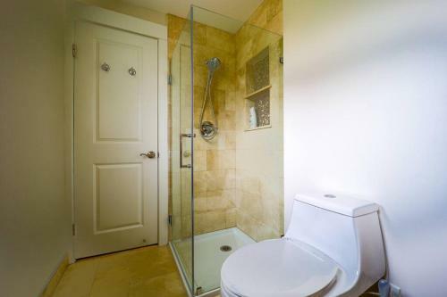 Modern Lake Hills Villa, Ideal Long Or Shared Stay