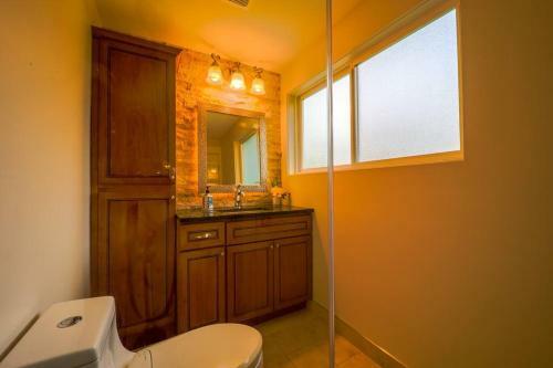 Modern Lake Hills Villa, Ideal Long Or Shared Stay