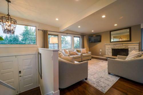 Modern Lake Hills Villa, Ideal Long Or Shared Stay