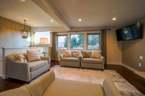 Modern Lake Hills Villa, Ideal Long Or Shared Stay