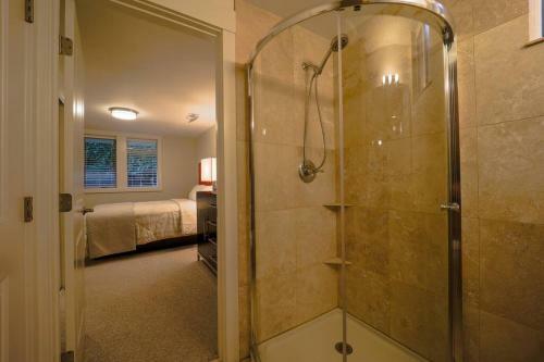 Modern Lake Hills Villa, Ideal Long Or Shared Stay