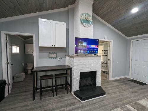 Summerlee Suite - Beautiful Remodeled Farmhouse