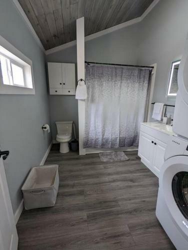 Summerlee Suite - Beautiful Remodeled Farmhouse