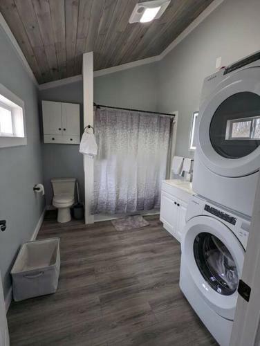 Summerlee Suite - Beautiful Remodeled Farmhouse