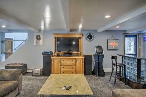 Sheboygan Home With Private Hot Tub And Fire Pit!