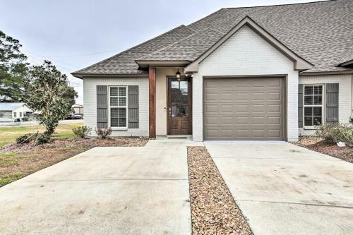 Dreamy Prairieville Townhome With Deck And Yard!