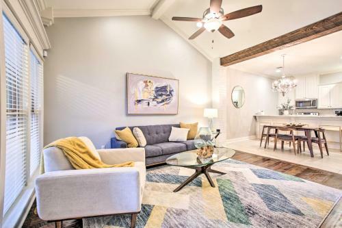 Dreamy Prairieville Townhome With Deck And Yard!