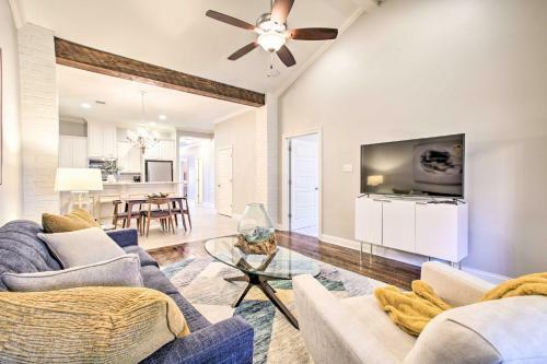 Dreamy Prairieville Townhome With Deck And Yard!