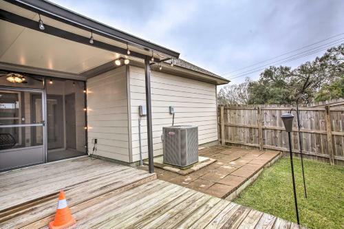 Dreamy Prairieville Townhome With Deck And Yard!