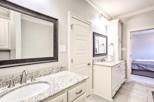 Dreamy Prairieville Townhome With Deck And Yard!