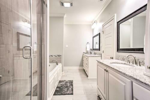 Dreamy Prairieville Townhome With Deck And Yard!