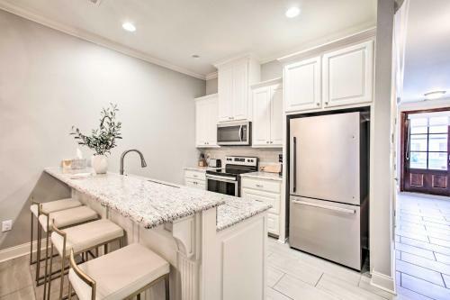 Dreamy Prairieville Townhome With Deck And Yard!