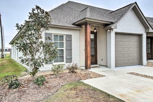 Dreamy Prairieville Townhome With Deck And Yard!