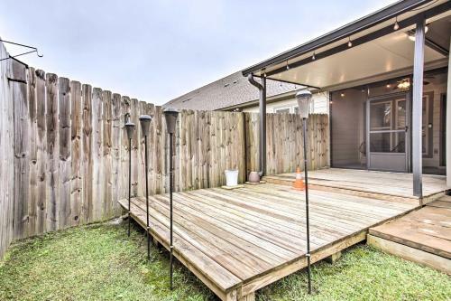 Dreamy Prairieville Townhome With Deck And Yard!