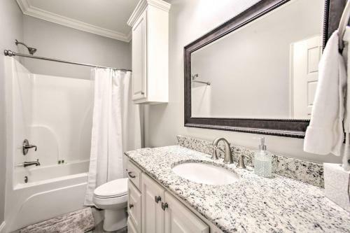 Dreamy Prairieville Townhome With Deck And Yard!