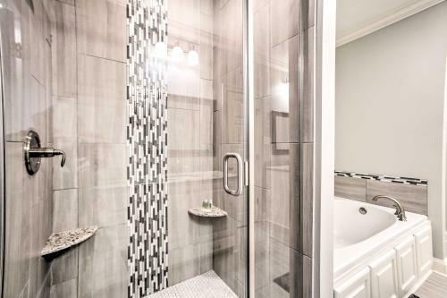 Dreamy Prairieville Townhome With Deck And Yard!