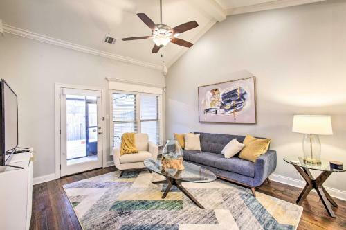 Dreamy Prairieville Townhome With Deck And Yard!