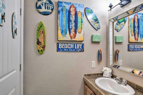 Crystal Beach Coastal Home - Walk To Shore!