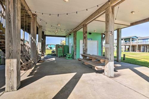 Crystal Beach Coastal Home - Walk To Shore!