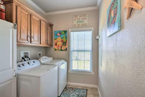 Crystal Beach Coastal Home - Walk To Shore!