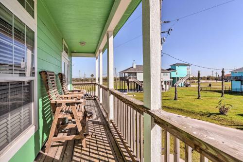 Crystal Beach Coastal Home - Walk To Shore!