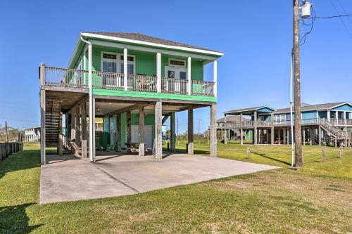 Crystal Beach Coastal Home - Walk To Shore!