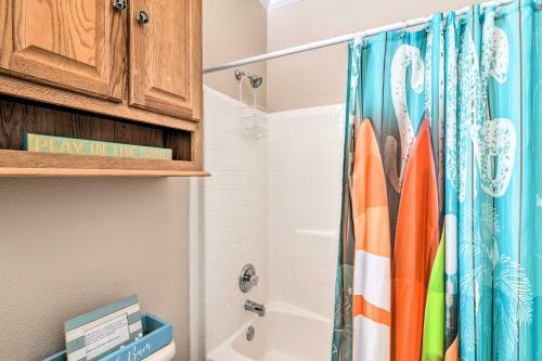 Crystal Beach Coastal Home - Walk To Shore!