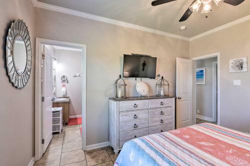 Crystal Beach Coastal Home - Walk To Shore!