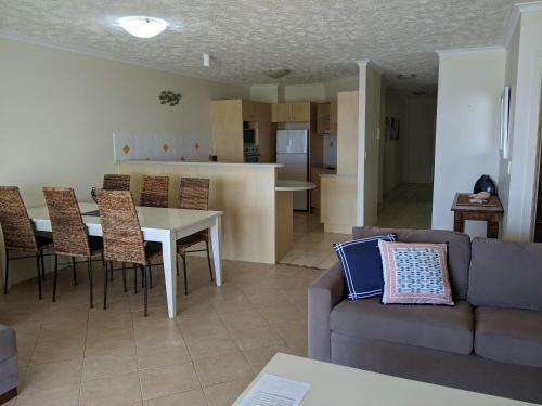 Hotel Moorings Beach Resort