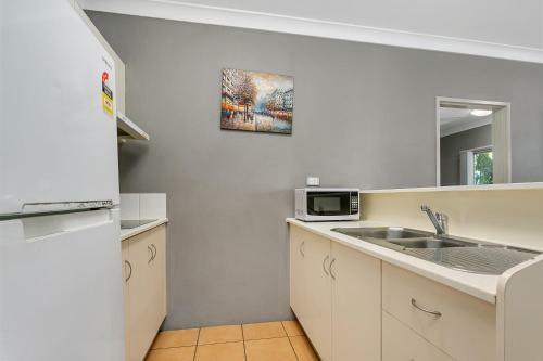 Cairns Reef Apartments & Motel