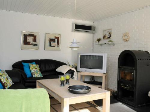 Three-bedroom Holiday Home In Bl�vand 34