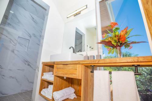 Awesome Over The Water Overlooking West End - Aire Agua Home