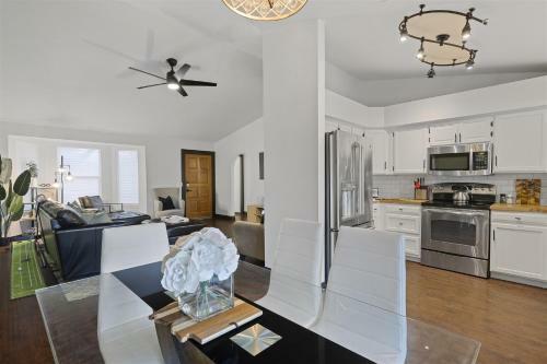Euphoria In Peoria! [heated Pool & Prime Location]
