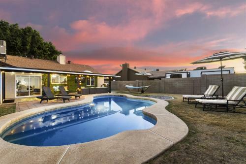 Euphoria In Peoria! [heated Pool & Prime Location]