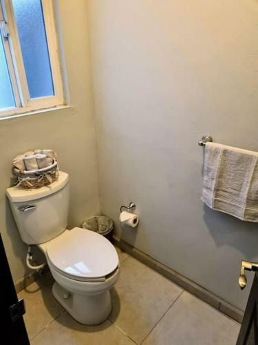 Downtown, Clean & Equiped 1-floor 3-bedroom House