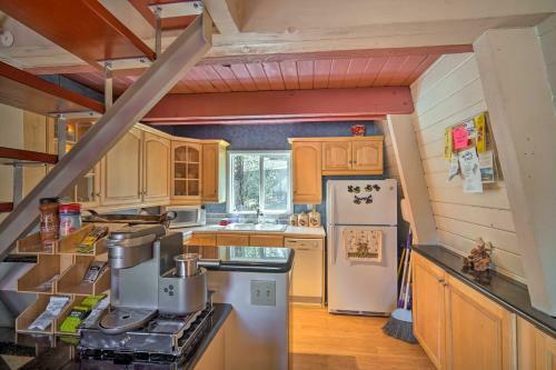 Big Bear Lake Cabin With Deck About 5 Mi To Skiing!