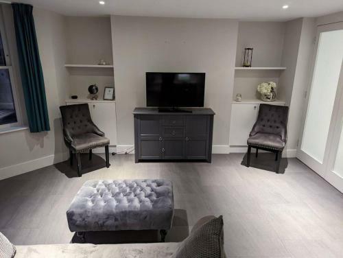 Captivating 1-bed Apartment In Bath With Parking