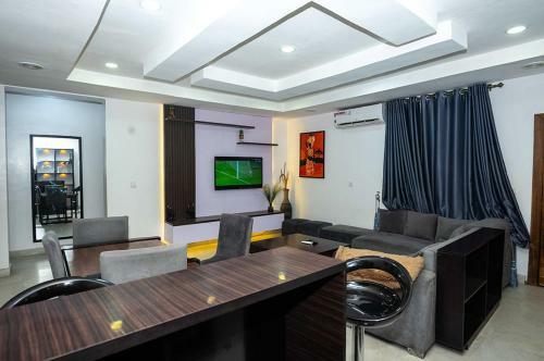Pistbooking- Astonishing 3 Bedroom Apartment