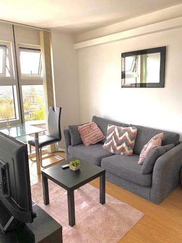 Lovely 1 Bedroom Apartment In The Cube, Mailbox
