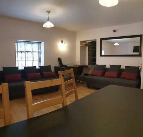 Canal Side Cottage Sleeps Up To 12 Guests