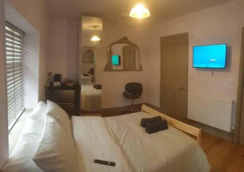 Canal Side Cottage Sleeps Up To 12 Guests