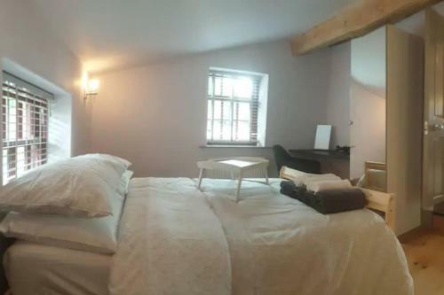 Canal Side Cottage Sleeps Up To 12 Guests